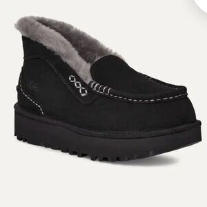 UGG Ansley Parc in Black. Sheepskin lining.